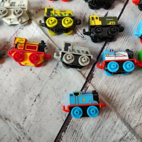 Thomas The Train Minis Lot Toys Thomas And Friends Collection ~ Lot Of 16 - Picture 9 of 12